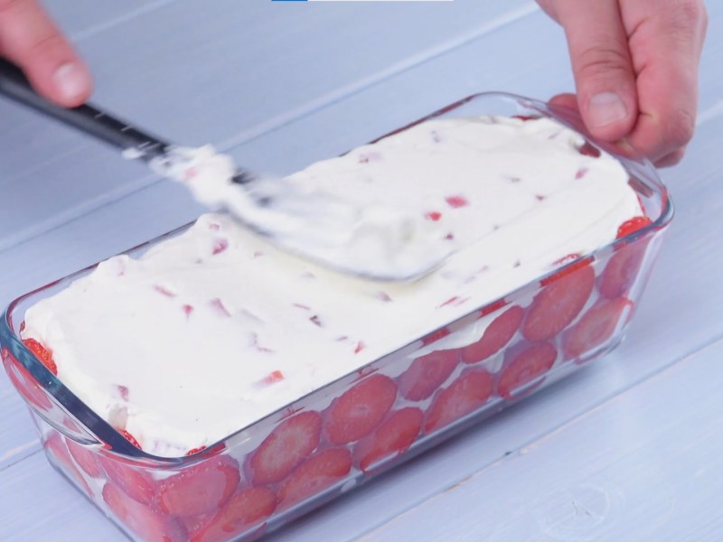 Erdbeer-Schoko-Eiskuchen in Auflaufform