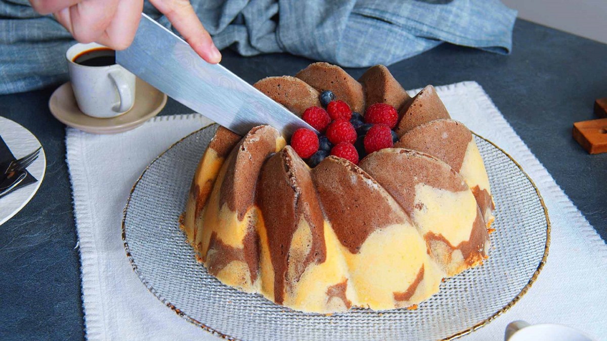 Gefüllter Marmor-Gugelhupf, der angeschnitten wird