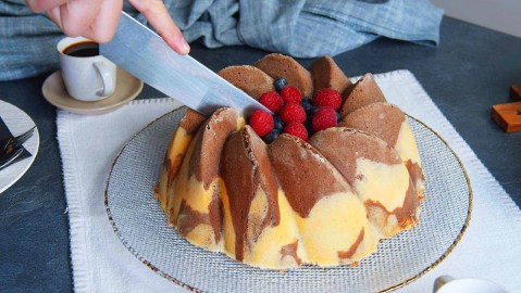 Gefüllter Marmor-Gugelhupf, der angeschnitten wird