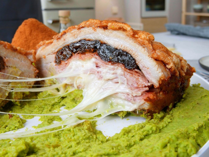 Teller mit Schweinebauch-Cordon-bleu auf Erbsenpüree