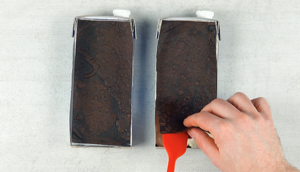 Ein Crêpe wird in den rechten Milchkarton gelegt