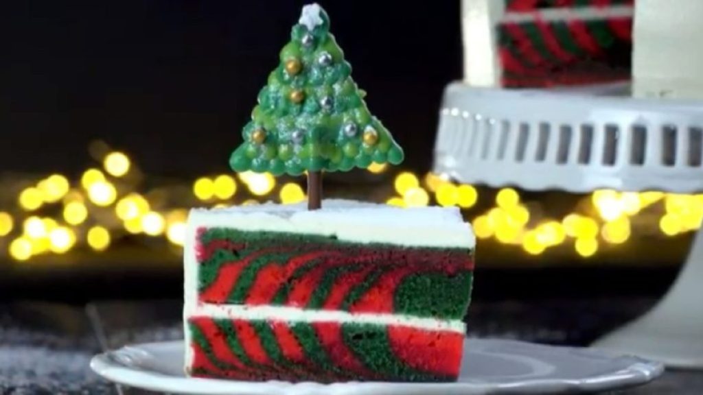 Ein bunter Weihnachtkuchen mit Schoko-Tanne.