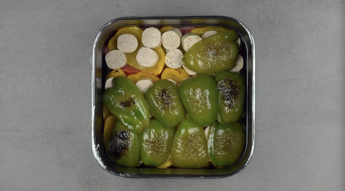 Eine Schicht grüne Paprikas wird auf Zutaten gestapelt