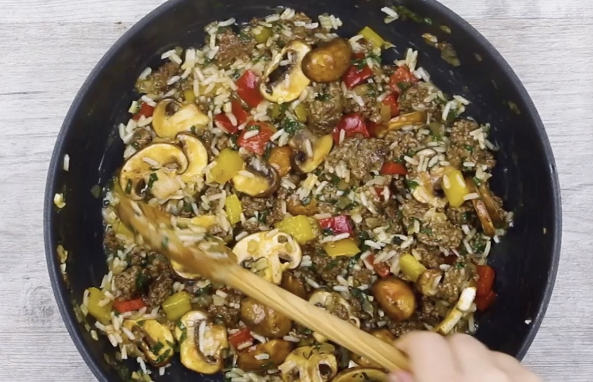 Hackfleisch, Reis und Gemüse werden in Pfanne gegart