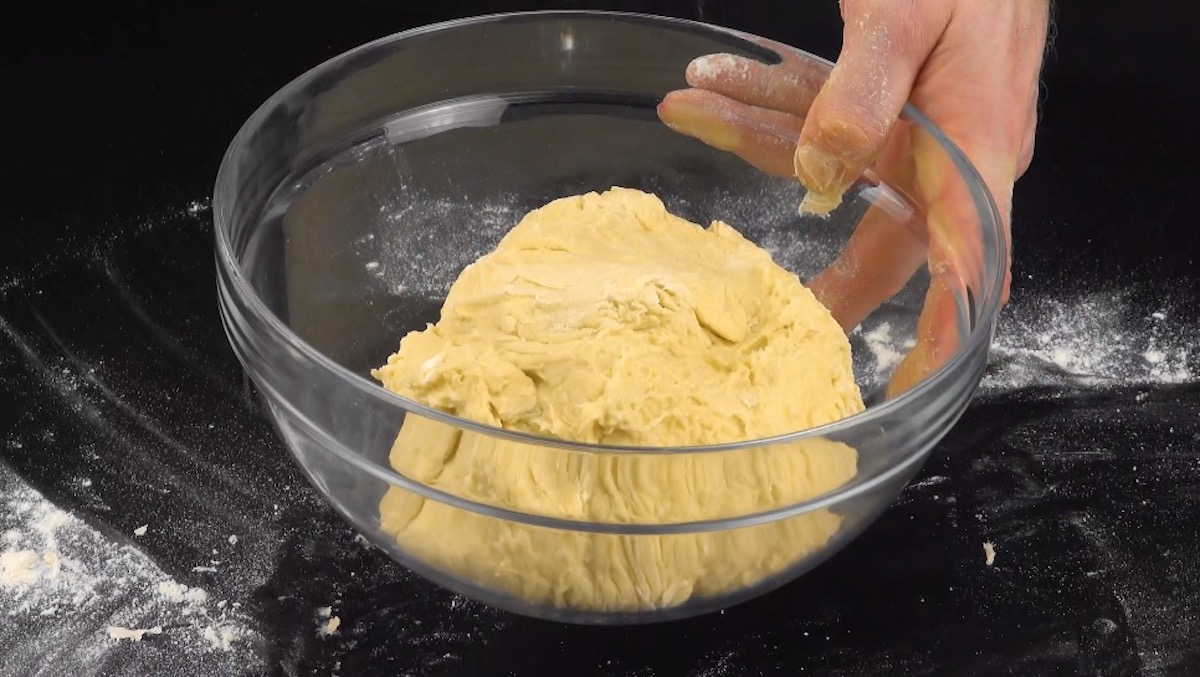 Hefeteig in Schüssel