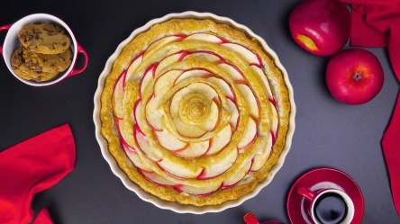 Apfelkuchen mit Puddingcreme und Blätterteig in der Draufsicht.