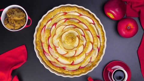 Apfelkuchen mit Puddingcreme und Blätterteig in der Draufsicht.