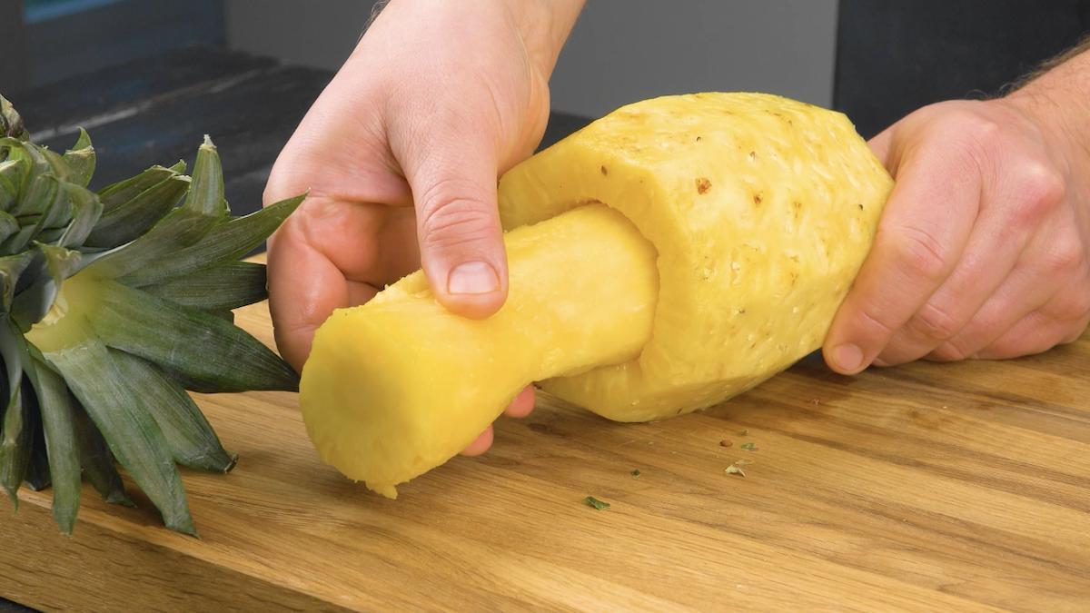 Ganze Ananas wird ausgehöhlt