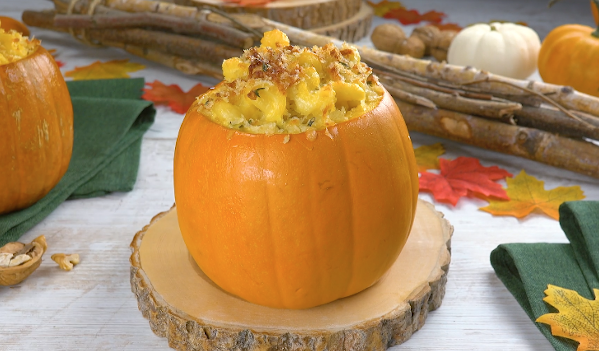 Mit Käsemakkaroni gefüllter Kürbis