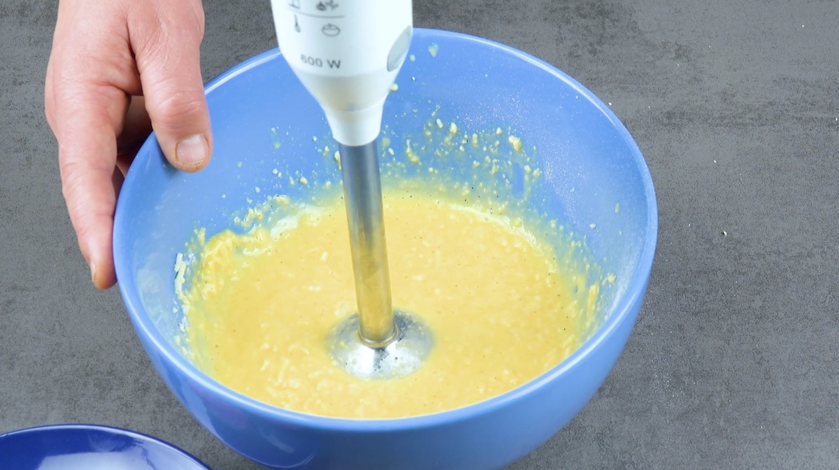 Die Eier werden mit Käse und Mehl verrührt.