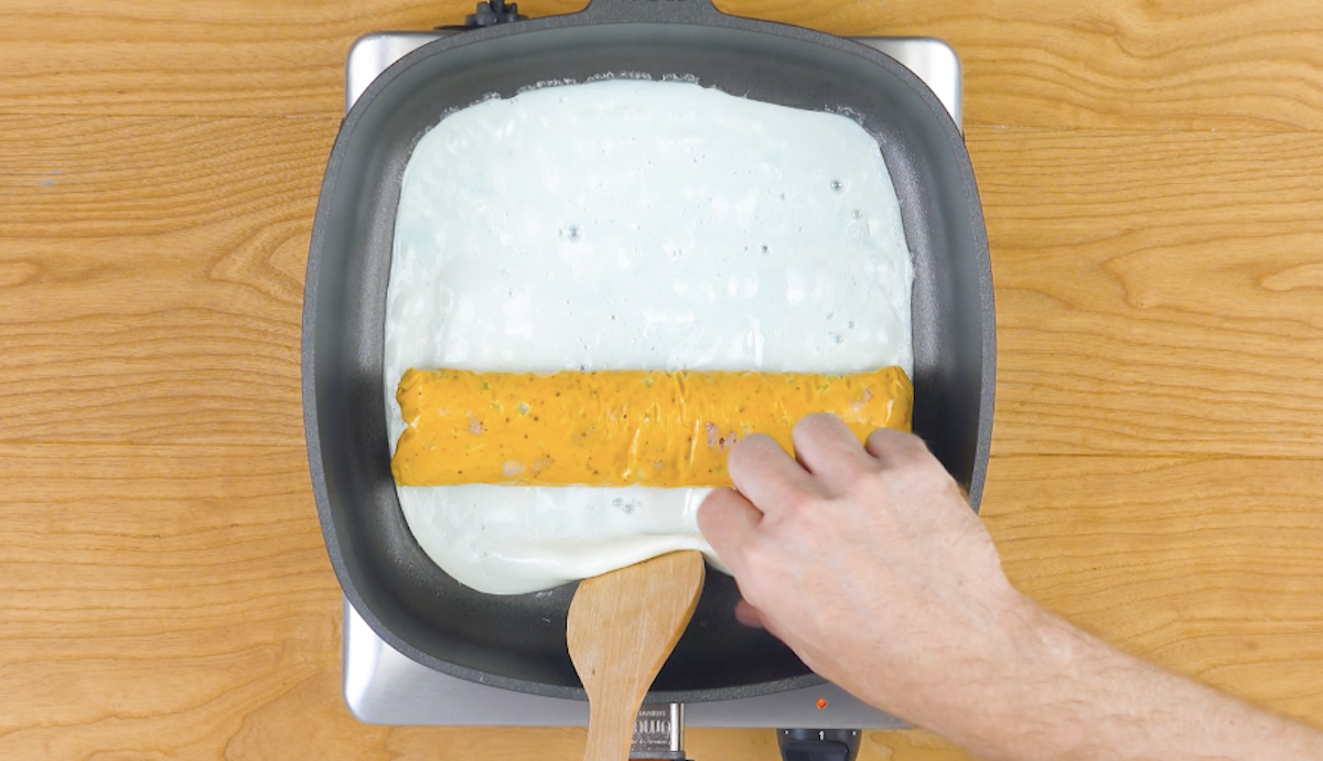 Eiweiß wird in Pfanne gegeben und gestockte Eiweiß darauf gelegt