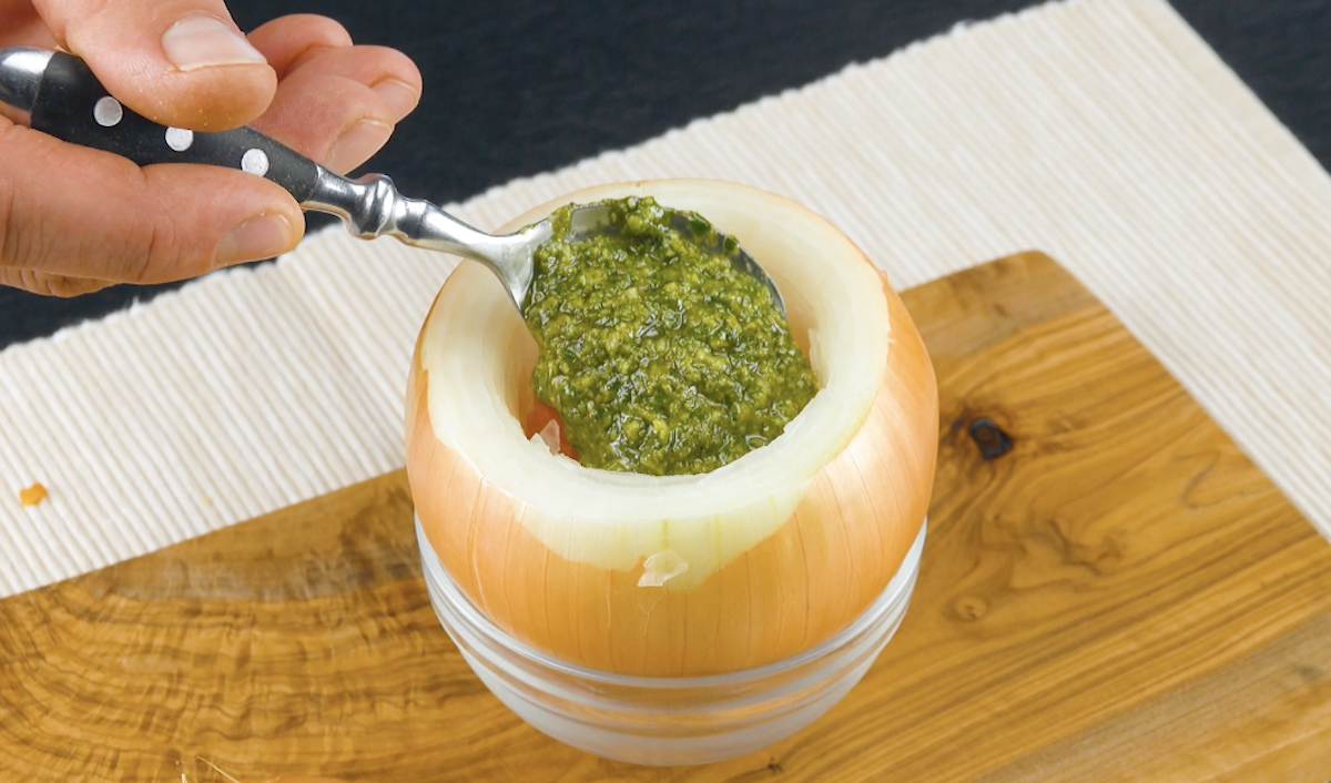Zwiebel wird mit grünem Pesto gefüllt