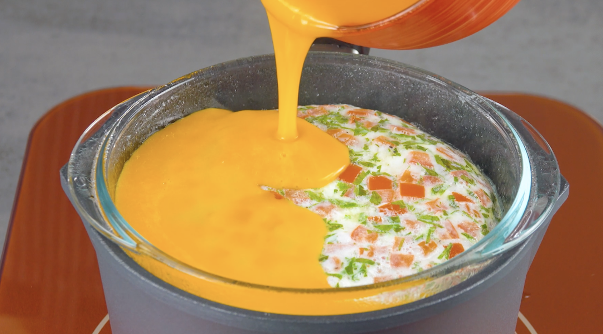 Eigelb wird über gestockte Eimasse gegossen