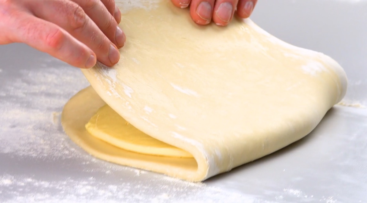 Croissant-Teig wird übereinander geschlagen