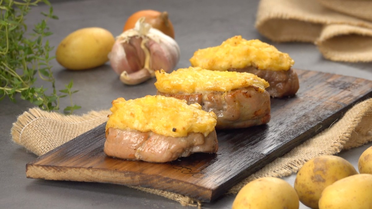 Grillbrett mit Schweinefilets mit Frischkäse-Kartoffel-Kruste