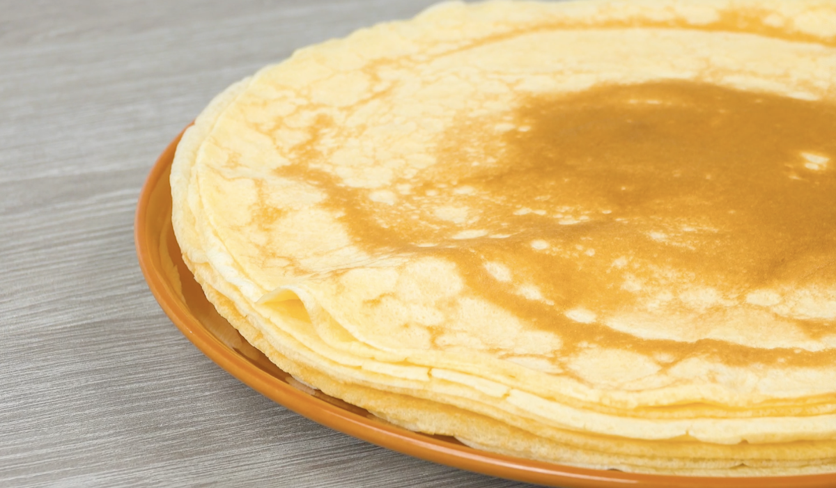 Ein Stapel Crêpes auf einem Teller