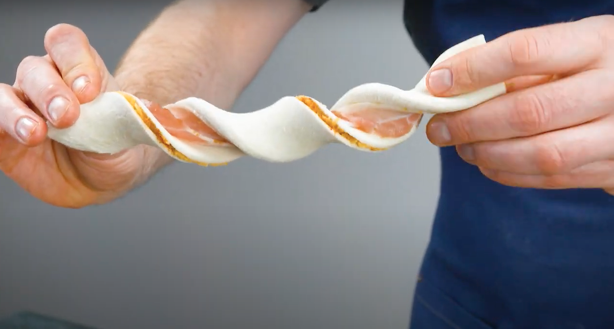 Bacon-Blätterteig-Stagen werden per Hand verdreht