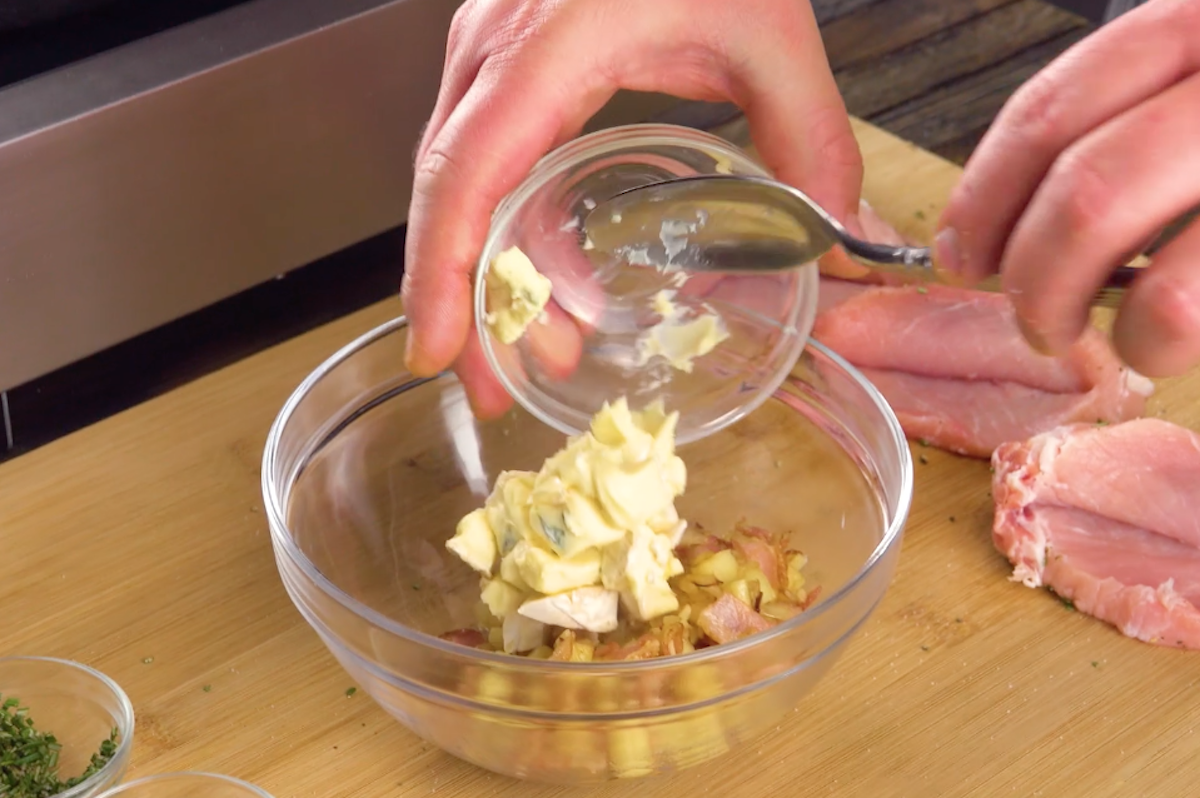 Klein geschnittener Blauschimmelkäse wird mit angebratenem Bacon und Apfelstückchen vermengt