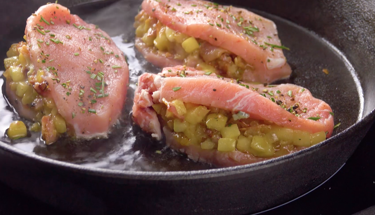 Gefüllter Schweinerücken in Taschenform wird in der Pfanne angebraten