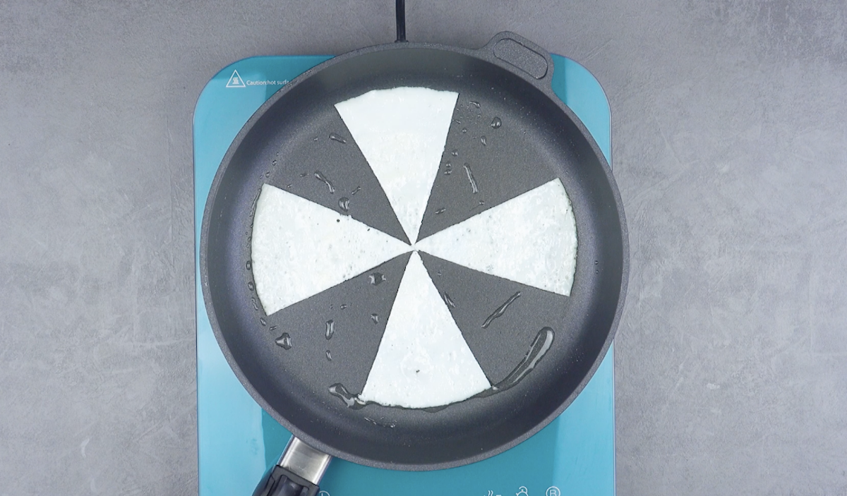 Eiklar wird in 4 Teilen in gleichmäßigen Abständen in Pfanne gelegt