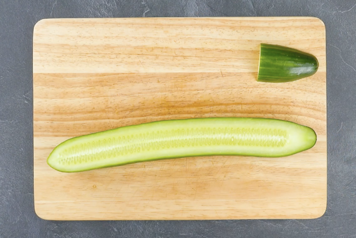 Der Länge nach halbierte Gurke und ein halbiertes Endstück