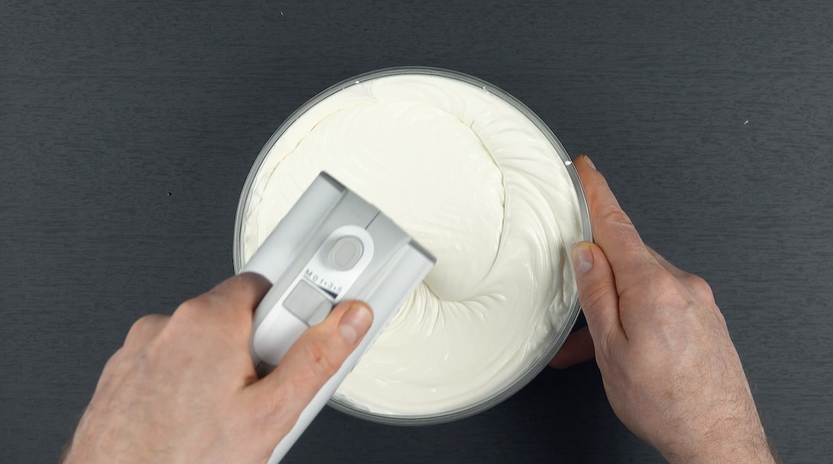 Frischkäse-Creme wird mit Handrührgerät hergestellt