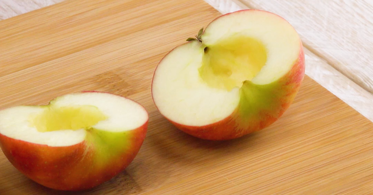 Apfel wird halbiert und Kerngehäuse entfernt