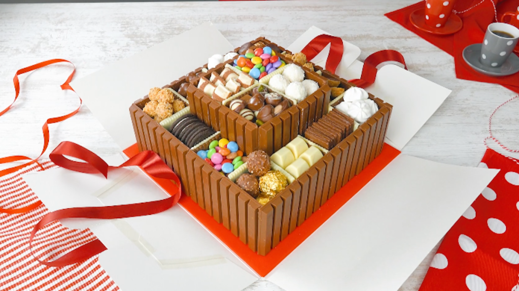 Burg aus KitKat-Wänden, gefüllt mit Süßigkeiten.