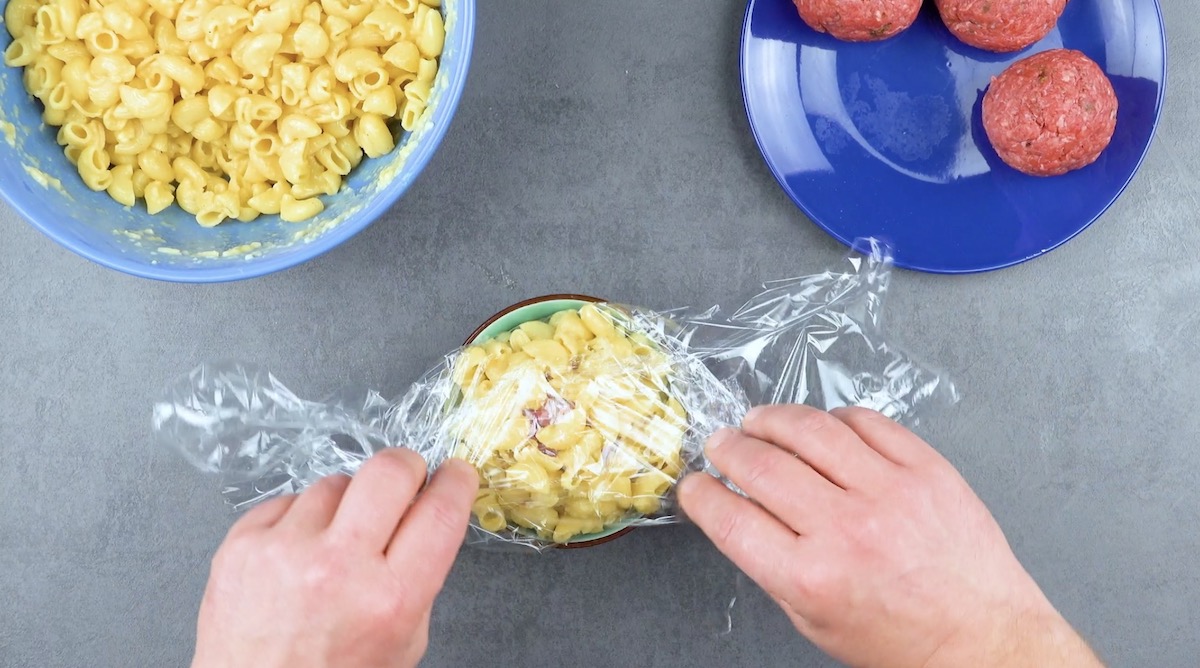 Die Frischhaltefolie wird zugeklappt und die Nudeln werden leicht angedrückt.