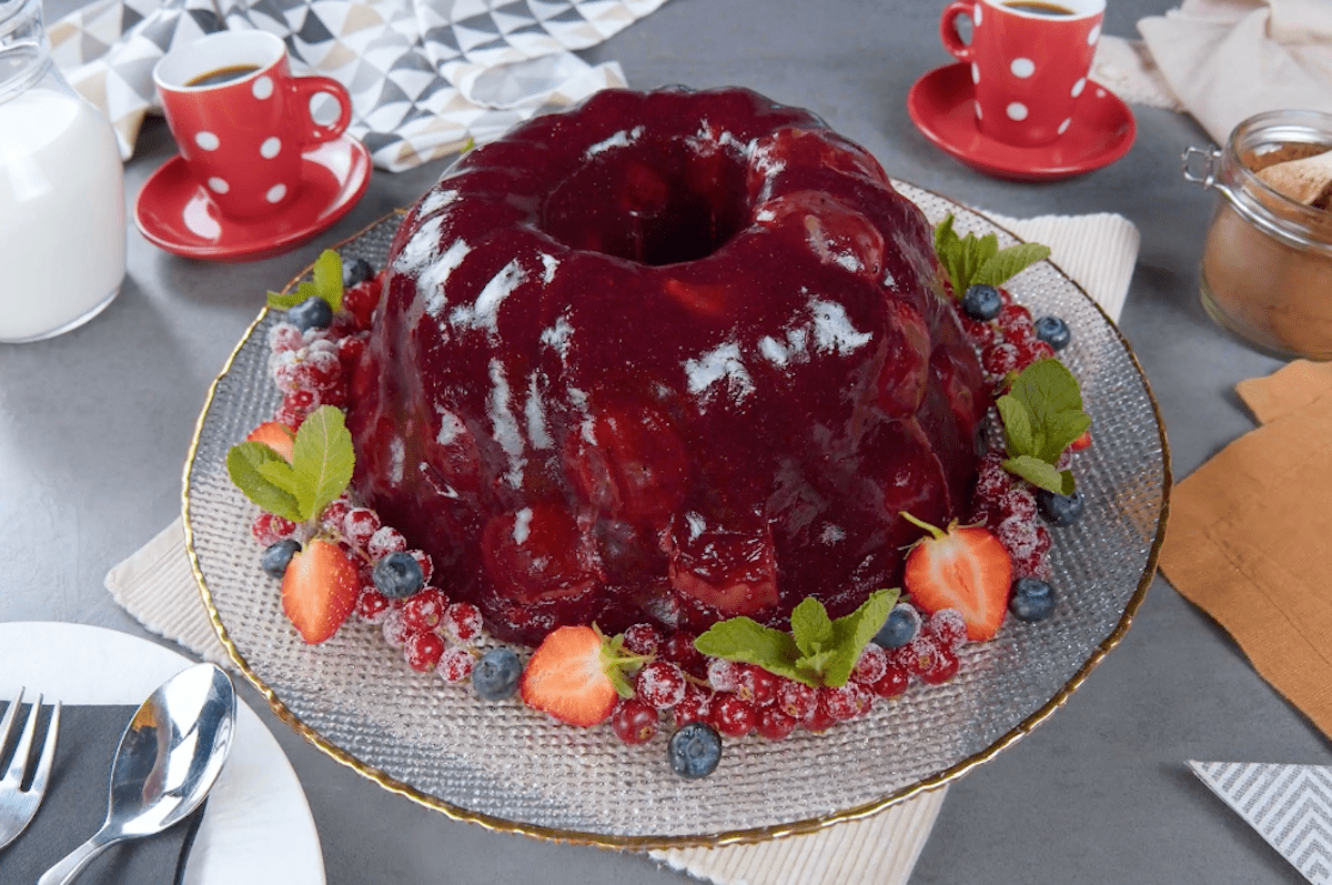 Windbeutel-Gugelhupf mit Beerensoße