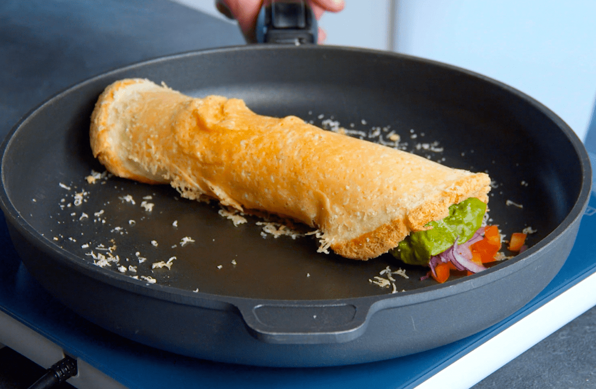 Eine gefüllte Weißbrotrolle in einer Pfanne