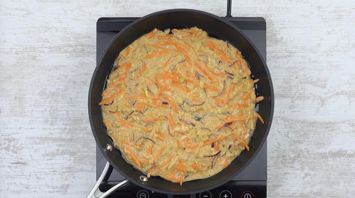 Eimasse für Chinakohl-Frittata in einer Pfanne