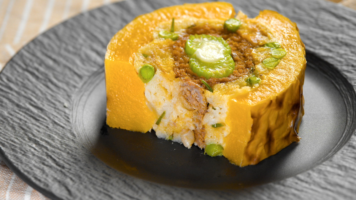 Gefüllter Butternusskürbis mit Hackfleisch, Sellerie, Käse und Erbsen