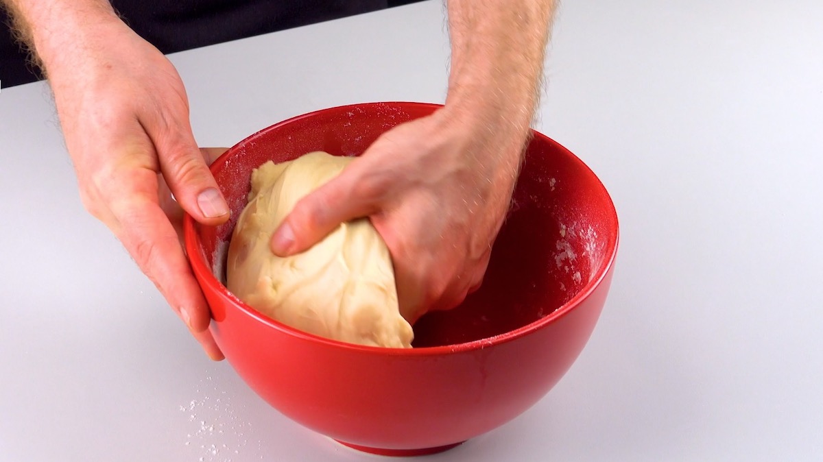 Croissant-Teig wird in Schüssel geknetet