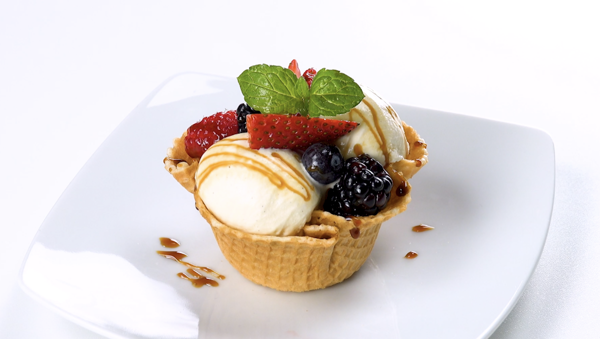 Eisbecher aus Eiswaffel mit Vanilleeis und frischen Früchten