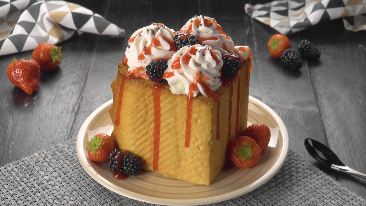 Japanischer Brick-Toast mit Sahne, Brombeeren und Erdbeersoße