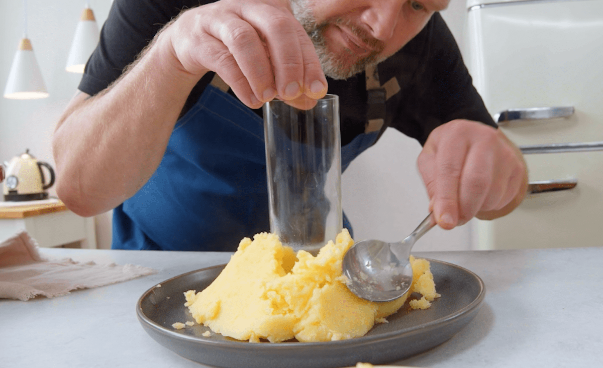 Kartoffelpüree wird um ein Glas herum geformt