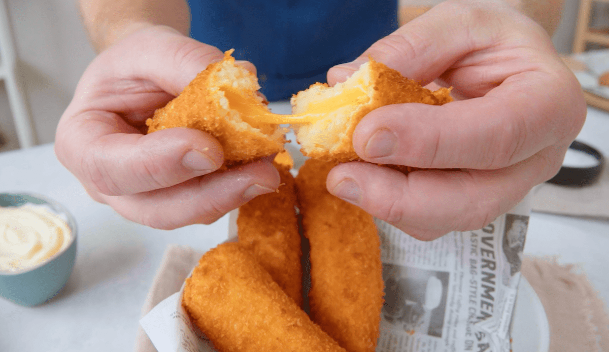 Mit Cheddar gefüllte Kartoffelsticks