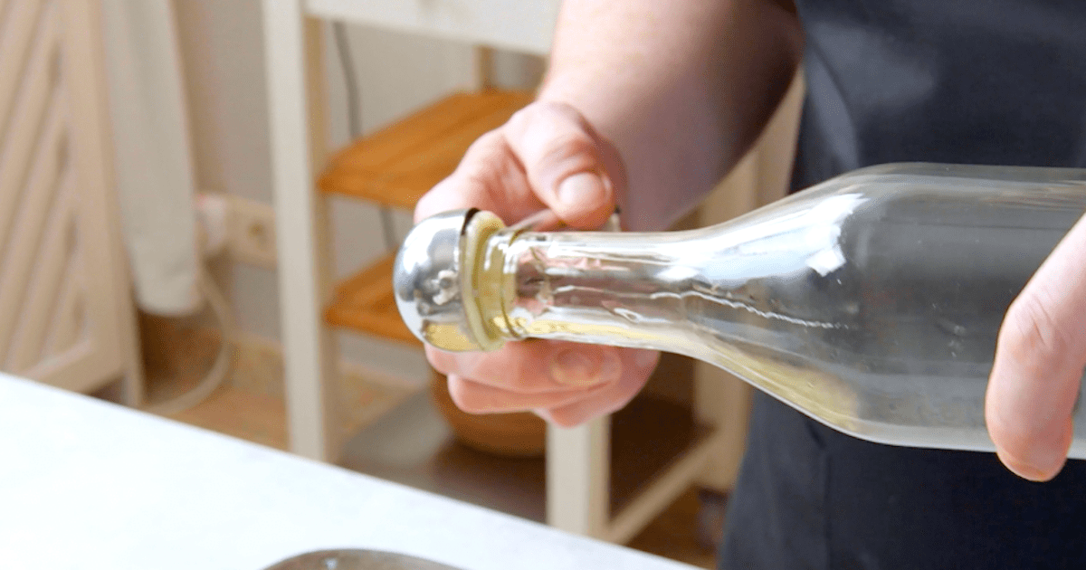 Mit einer Flaschenöffnung wird eine ringförmige Vertiefung in ein Kartoffelbällchen gedrückt.