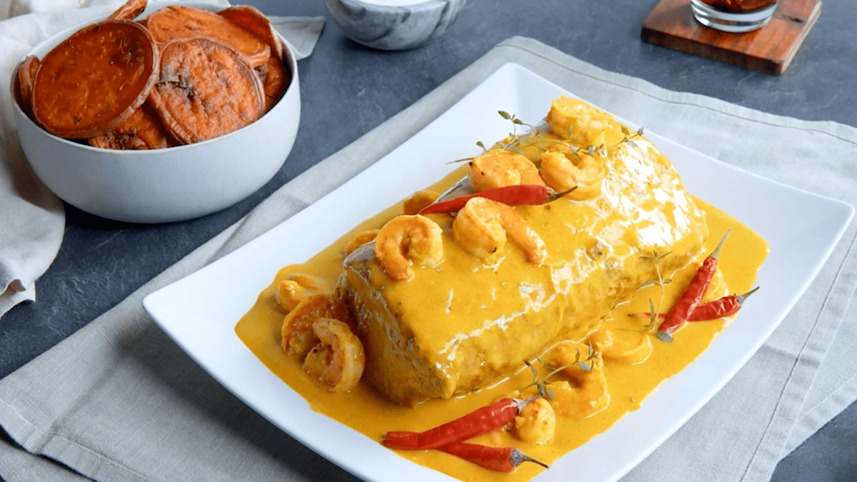 Saftiger Schweinerücken in Kokos-Curry-Soße mit Garnelen