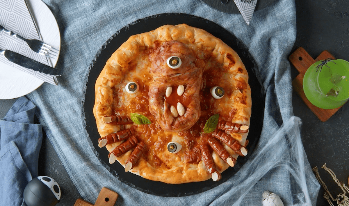 halloween pizza mit. mozzarella, würstchen und käse