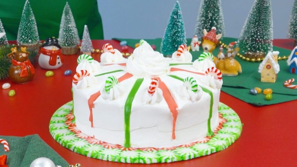 Weihnachtstorte auf bunter Pfefferminzbonbon-Platte