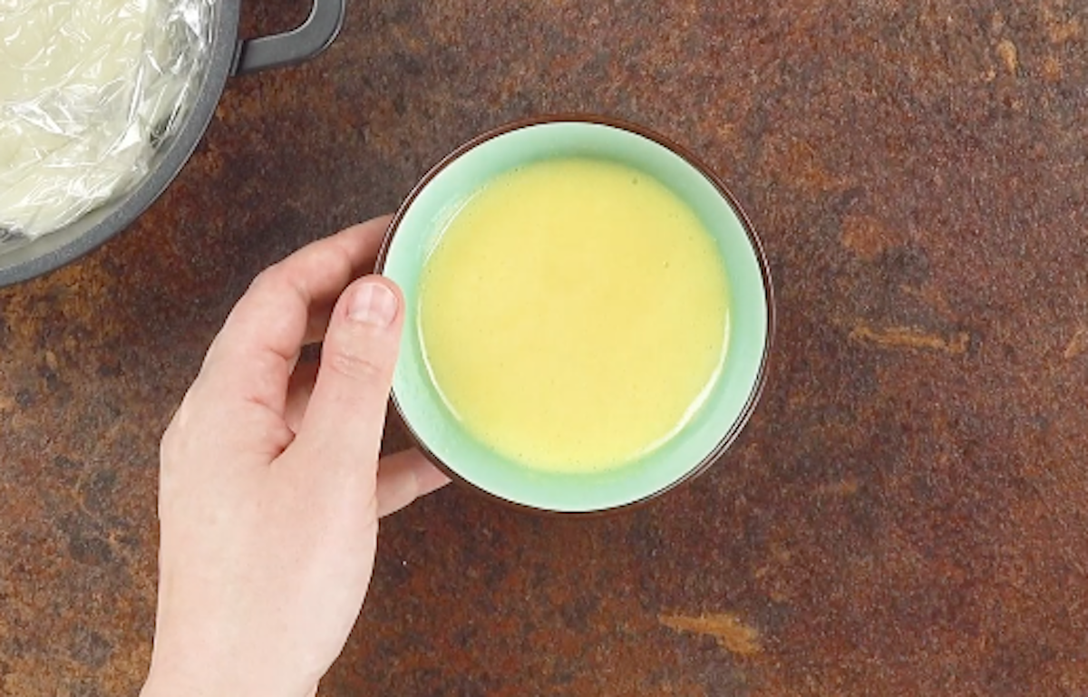 Salz mit Ei, Milchpulver und Zucker wurden in einer Schüssel miteinander vermengt