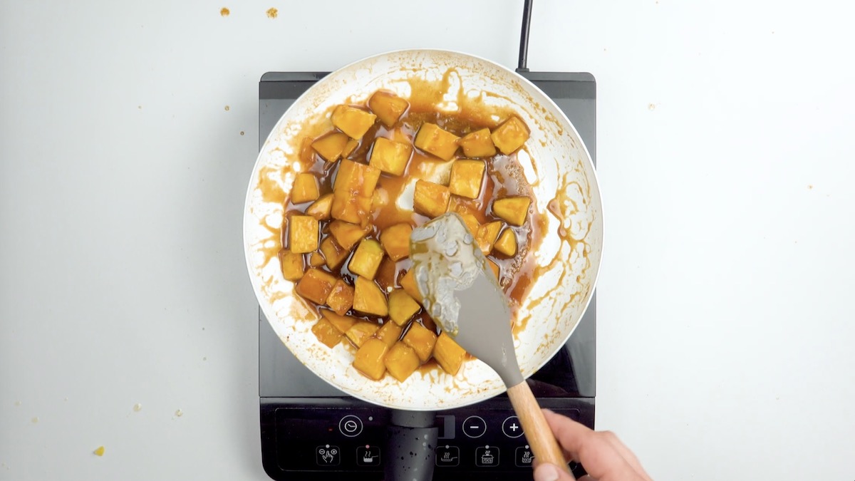 Mangowürfel werden mit Zimt und Zucker in Pfanne karamellisiert