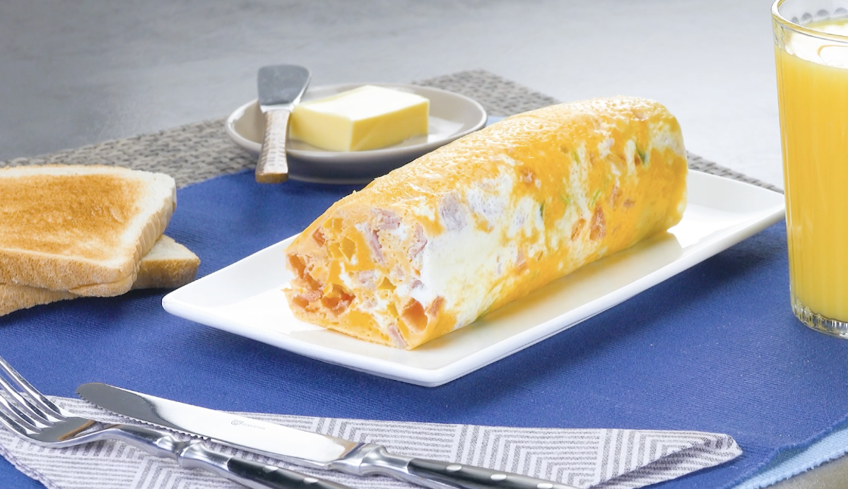 Omelett-Rolle mit frischem Gemüse auf Teller