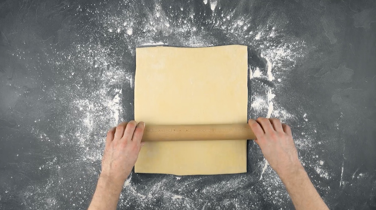 Der Blätterteig für das Croissant-Brot wird ausgerollt.