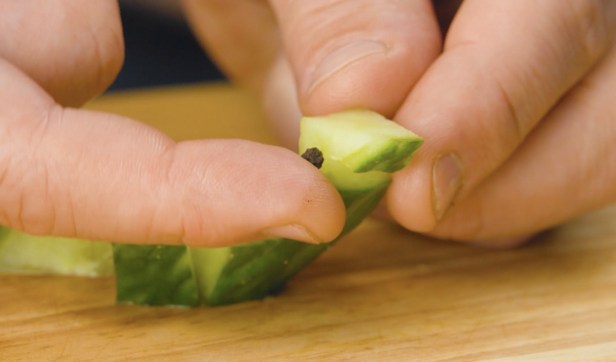 Pfefferkörner werden als Augen in Schildkröte gedrückt