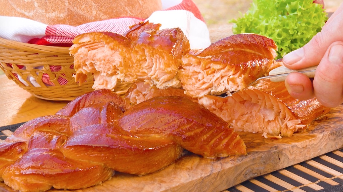 Lachszopf wird in kleine Stücke geschnitten