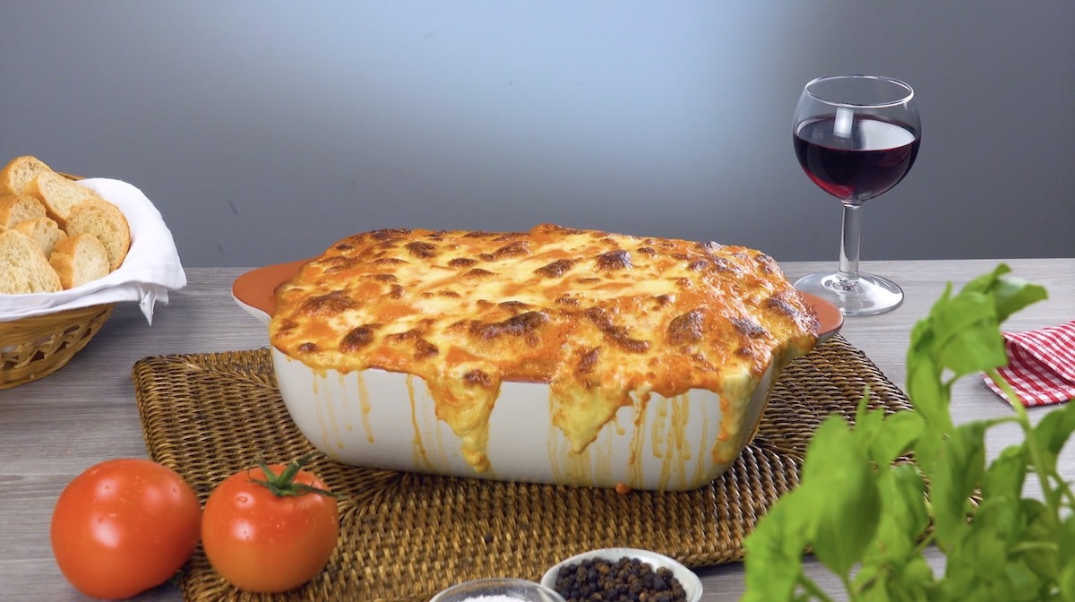 Hähnchenschnitzel-Auflauf mit Mozzarella und cremiger Tomatensoße