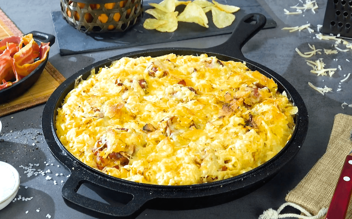 XXL-Omelett mit Bacon, Krakauer Würstchen und Chips